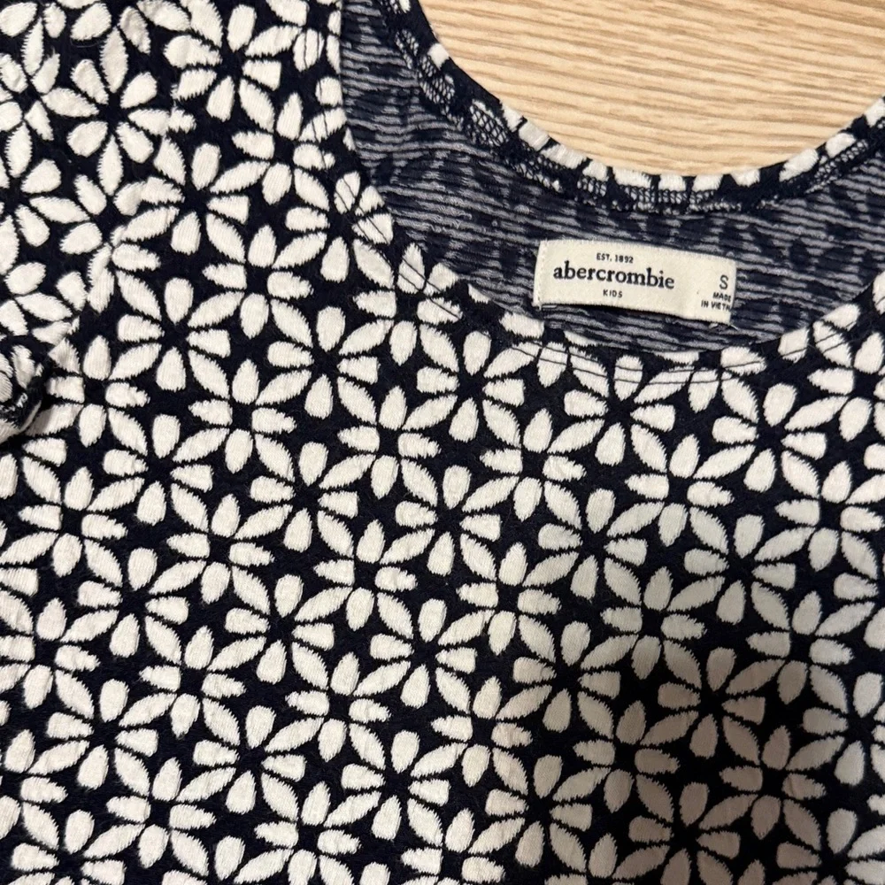 Abercrombie Kids Navy and White Flower Patterned Top - Picture 4 of 4